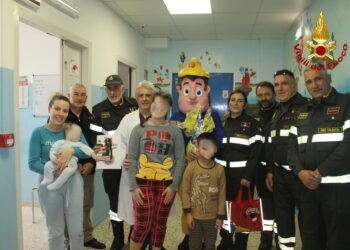 I Vigili del Fuoco portano le uova di Pasqua al Reparto di Pediatria dell’Ospedale di Vibo Valentia