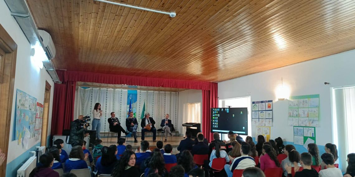 Bullismo e cyberbullismo, incontro con gli allievi delle scuole di Fabrizia, grazie al Lions Club di Vibo Valentia (VIDEO) 1 Bullismo e cyberbullismo, incontro con gli allievi delle scuole di Fabrizia, grazie al Lions Club di Vibo Valentia (VIDEO)