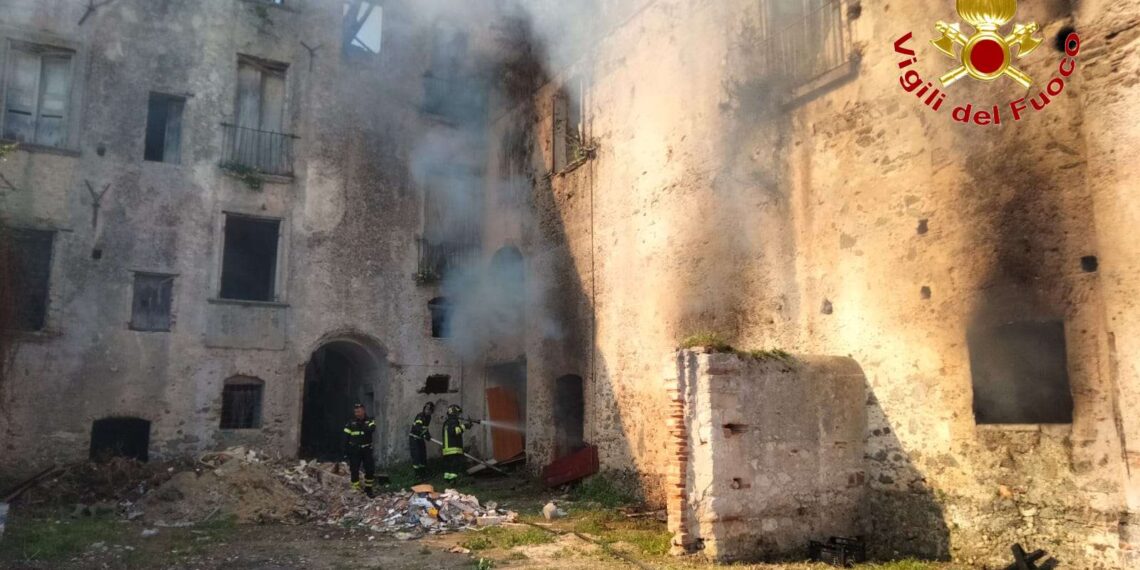 Briatico, antico palazzo nobiliare in fiamme 1 Briatico, antico palazzo nobiliare in fiamme