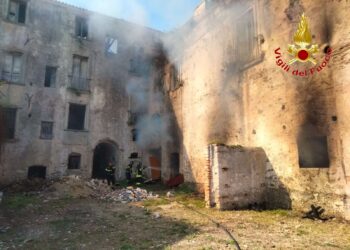Briatico, antico palazzo nobiliare in fiamme