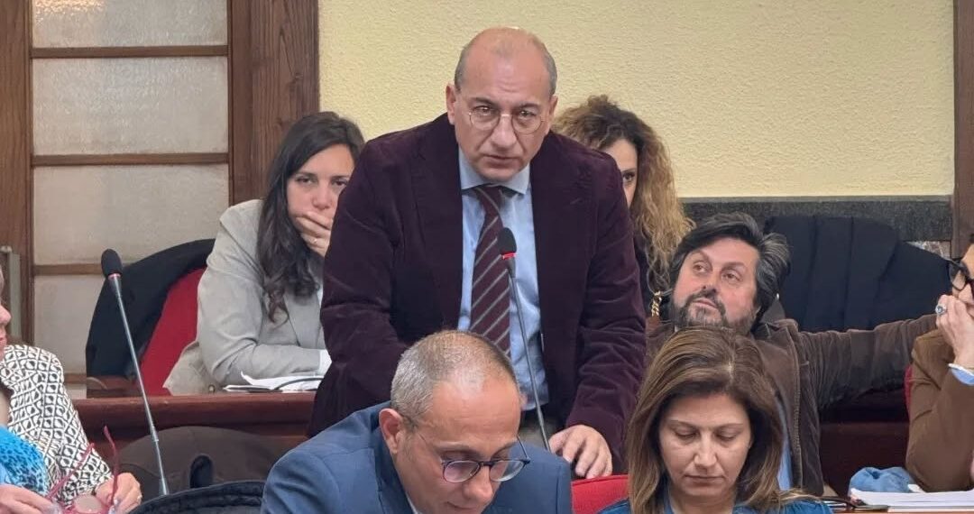 Consiglio comunale di Vibo Valentia, Scuticchio subentra a Mercadante sempre nel gruppo Progressisti per Vibo 1 Consiglio comunale di Vibo Valentia, Scuticchio subentra a Mercadante sempre nel gruppo Progressisti per Vibo