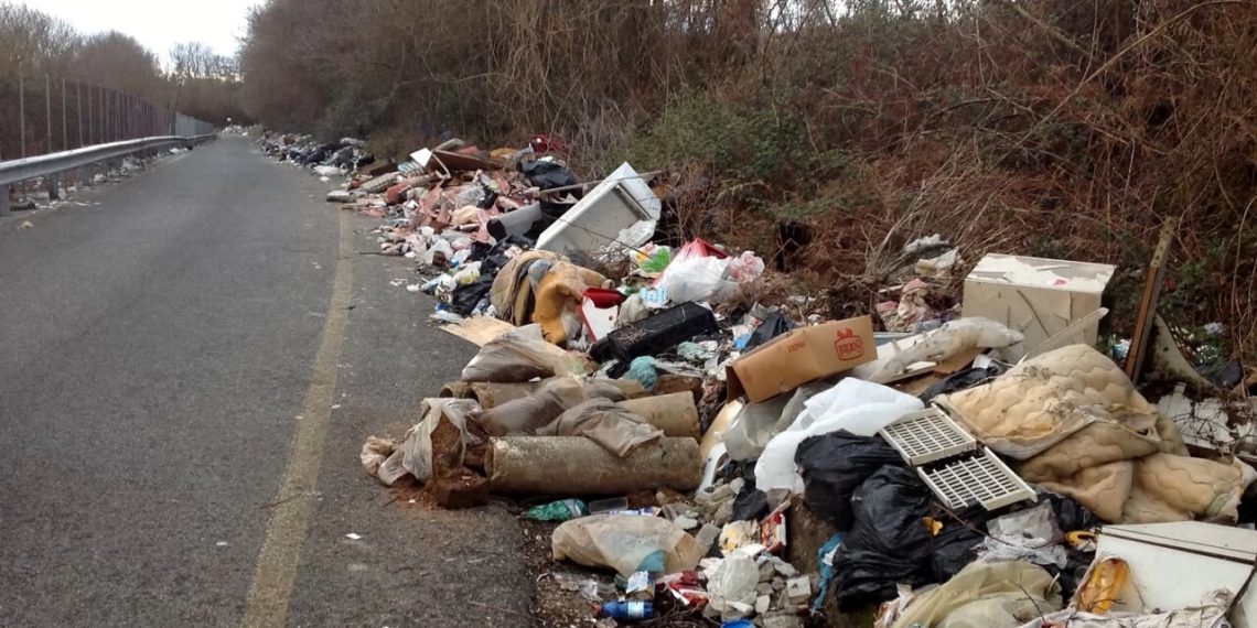 Abbandono di rifiuti, a Vibo Valentia tolleranza zero: incivili “immortalati” e sanzionati