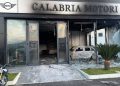 Campo Calabro, distrutta la sede della concessionaria d’auto “Calabria Motori”. Le reazioni della politica