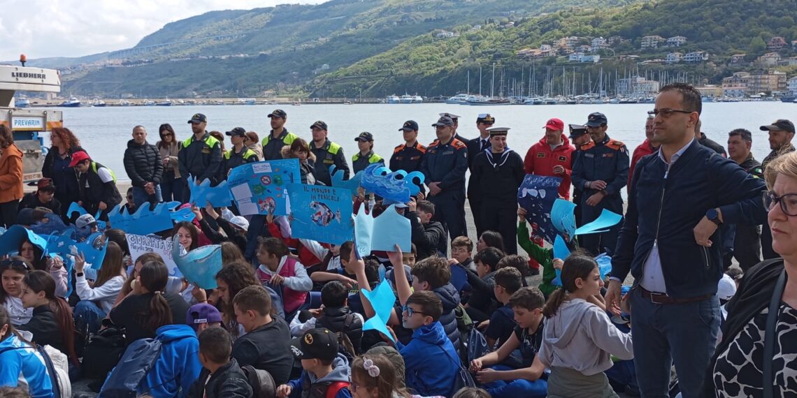 Celebrata questa mattina con gli studenti al Porto di Vibo Marina, la "Giornata del Mare" 1 Celebrata questa mattina con gli studenti al Porto di Vibo Marina, la “Giornata del Mare”