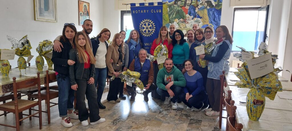 Le Uova di Pasqua del Rotary Club Vibo Valentia alla Mensa sociale della Sacra Famiglia 2 WhatsApp Image 2025 04 14 at 10.21.59