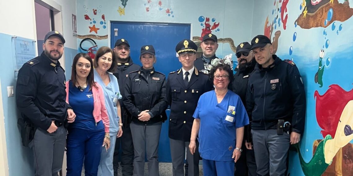 Le Uova di Pasqua della Polizia nei reparti di pediatria e ginecologia dell'ospedale di Vibo Valentia 1 Le Uova di Pasqua della Polizia nei reparti di pediatria e ginecologia dell’ospedale di Vibo Valentia