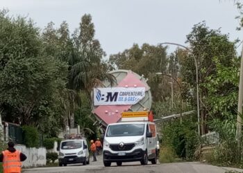 Trasporto eccezionale, frutto del lavoro delle aziende vibonesi, supera mille difficoltà per raggiungere il porto di Vibo Marina