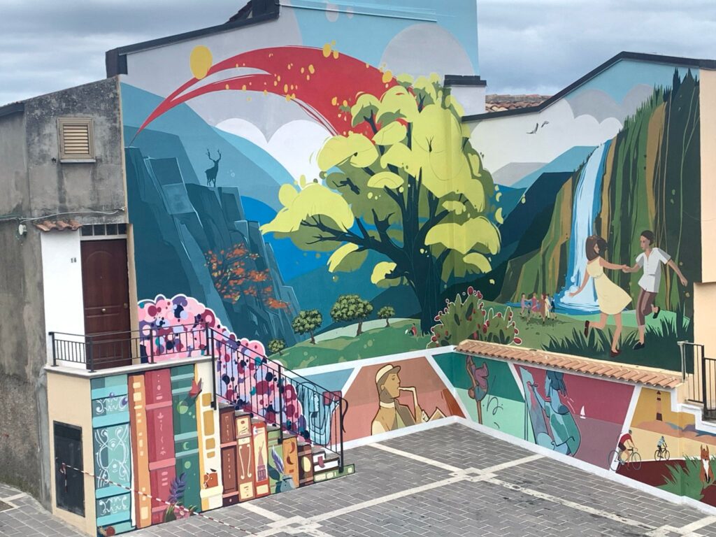 Zagarise, ultimato il grande Murales "L'emigrante" dell'artista Monica Catalano 5 WhatsApp Image 2025 04 29 at 17.44.05