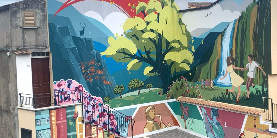 Zagarise, ultimato il grande Murales "L'emigrante" dell'artista Monica Catalano 1 Zagarise, ultimato il grande Murales “L’emigrante” dell’artista Monica Catalano