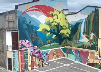 Zagarise, ultimato il grande Murales “L’emigrante” dell’artista Monica Catalano