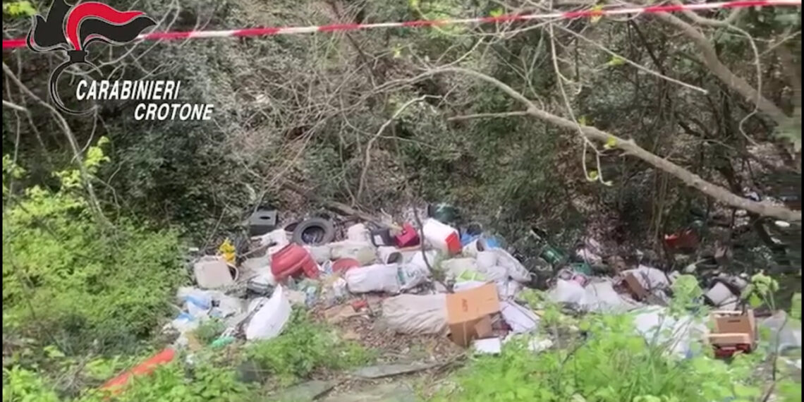 Nel Crotonese i Carabinieri sequestrano diverse discariche abusive (VIDEO)