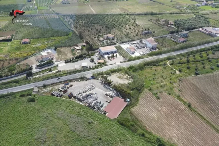 Sequestrata un'area non a norma dedicata allo stoccaggio di rifiuti 3 discarica abusiva crotone 768x512 1