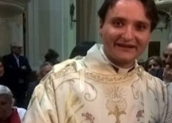 Pronuncia un’omelia contro lo spaccio di droga, dopo la messa parroco aggredito sul sagrato della chiesa