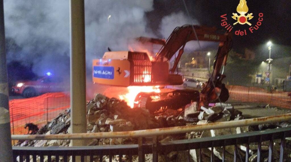 Gasperina, incendio distrugge un escavatore. Si ipotizza l’origine dolosa