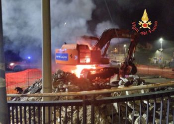 Gasperina, incendio distrugge un escavatore. Si ipotizza l’origine dolosa