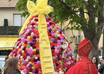 2300 rose di lana per realizzare l’Uovo di Pasqua di Martirano