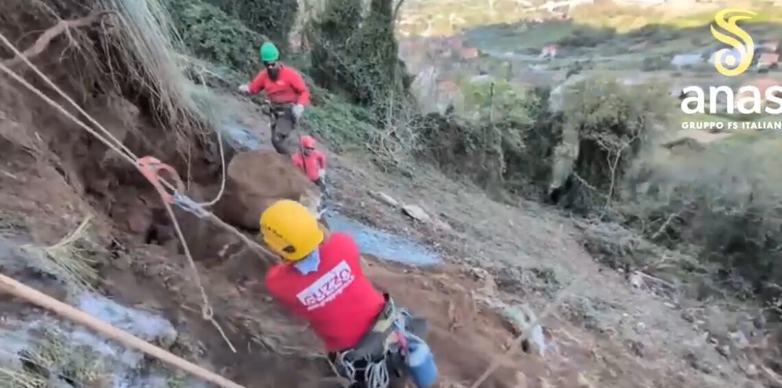 Come da programma, stamattina l'Anas ha consegnato i lavori: parzialmente aperta la SS 18 (VIDEO) 1 Come da programma, stamattina l’Anas ha consegnato i lavori: parzialmente aperta la SS 18 (VIDEO)