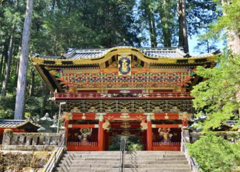 Assessore incompatibile? E così Palazzo Luigi Razza si trasforma per un giorno nel Santuario shintoista di Toshogu!