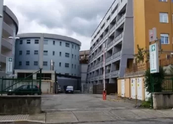 Aggresisce un’OSS che gli aveva chiesto di allontanarsi dal reparto: denunciato