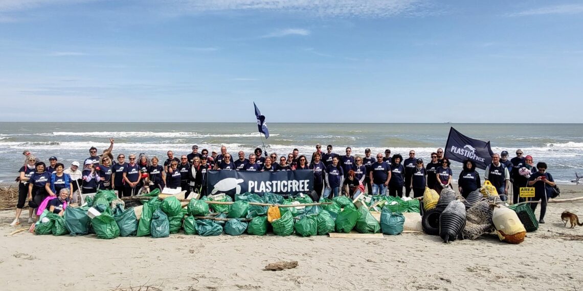 Rimossi quasi 7mila chili di rifiuti dai volontari Plastic Free per l’Earth Day 2025 in Calabria
