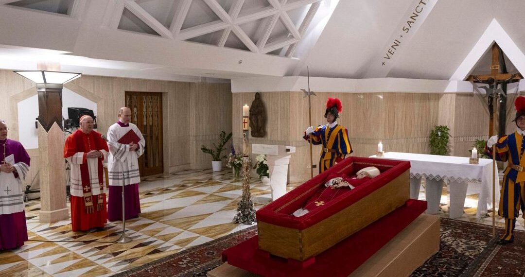 Si terranno sabato 26 aprile i funerali di Papa Francesco. Le prime immagini della salma (VIDEO)