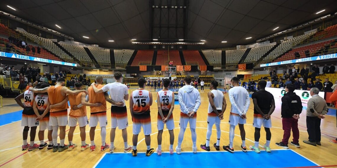 Basket, la capolista Monopoli sbanca il PalaCalafiore, netta sconfitta per la Viola Reggio Calabria (VIDEO) 1 Basket, la capolista Monopoli sbanca il PalaCalafiore, netta sconfitta per la Viola Reggio Calabria (VIDEO)
