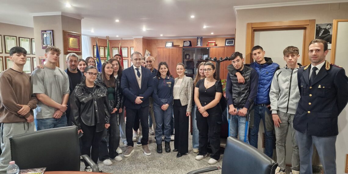 Un gruppo di studenti delle scuole superiori della provincia ha fatto visita agli uffici della Questura di Vibo Valentia