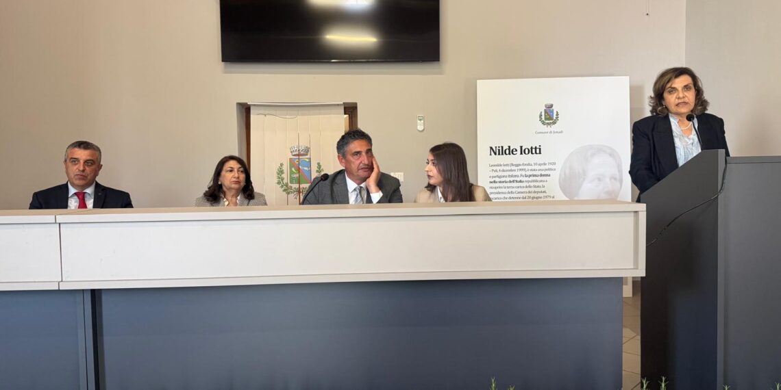 Jonadi, una sala gremita per Nilde Iotti. Inaugurato uno spazio conferenze che guarda al futuro