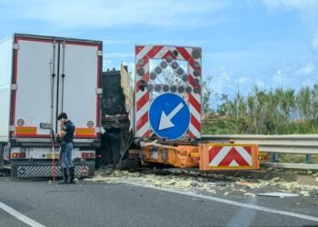 Incidente tra due camion sulla A2 del Mediterraneo