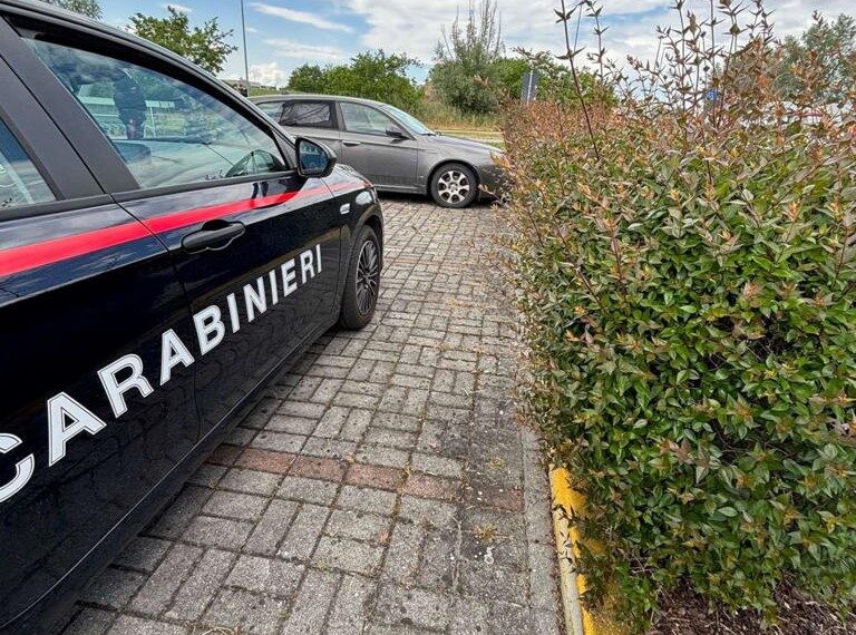 Vivono in auto con la figlia di due anni: i Carabinieri li accolgono in caserma