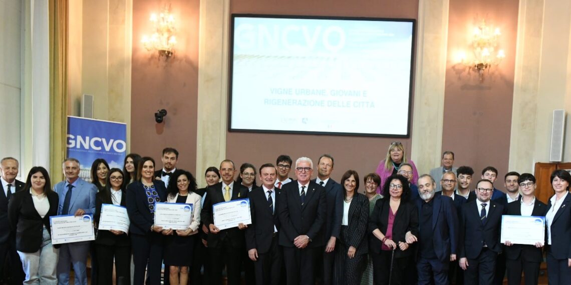 Domenico Zonin premia la scuola di Vibo Valentia vincitrice della borsa di studio AIS 1 Domenico Zonin premia la scuola di Vibo Valentia vincitrice della borsa di studio AIS