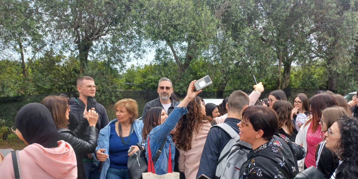 In tanti a Limbadi per ricordare Maria Chindamo.  C’era anche Brunori Sas (VIDEO)