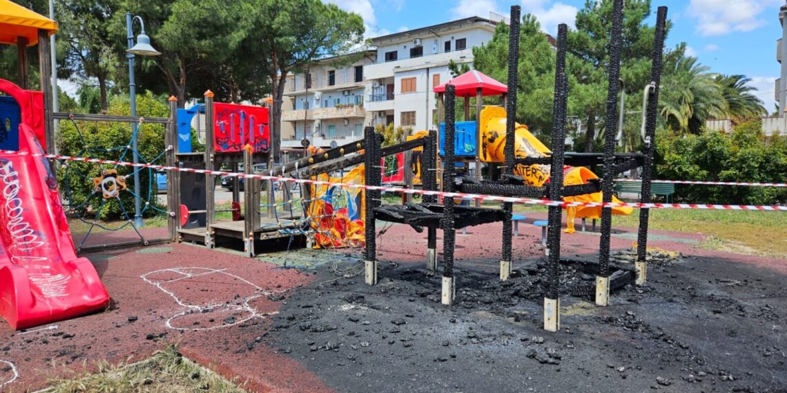 Un incendio ha distrutto l’area giochi a Marina di Gioiosa Jonica