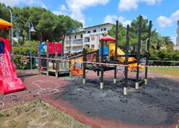Un incendio ha distrutto l’area giochi a Marina di Gioiosa Jonica