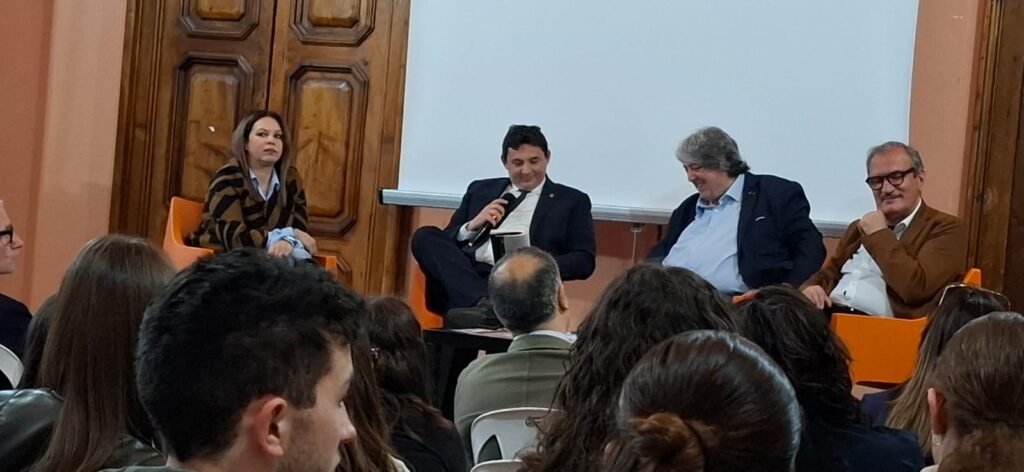 Tonino Fortuna svela se stesso "Oltre le Apparenze" attraverso i suoi versi presentati a Palazzo Gagliardi 4 WhatsApp Image 2025 05 08 at 20.06.41 1