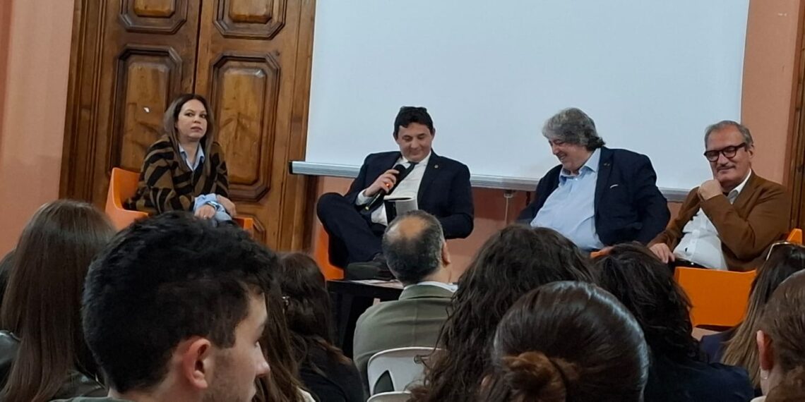 Tonino Fortuna svela se stesso "Oltre le Apparenze" attraverso i suoi versi presentati a Palazzo Gagliardi 1 Tonino Fortuna svela se stesso “Oltre le Apparenze” attraverso i suoi versi presentati a Palazzo Gagliardi