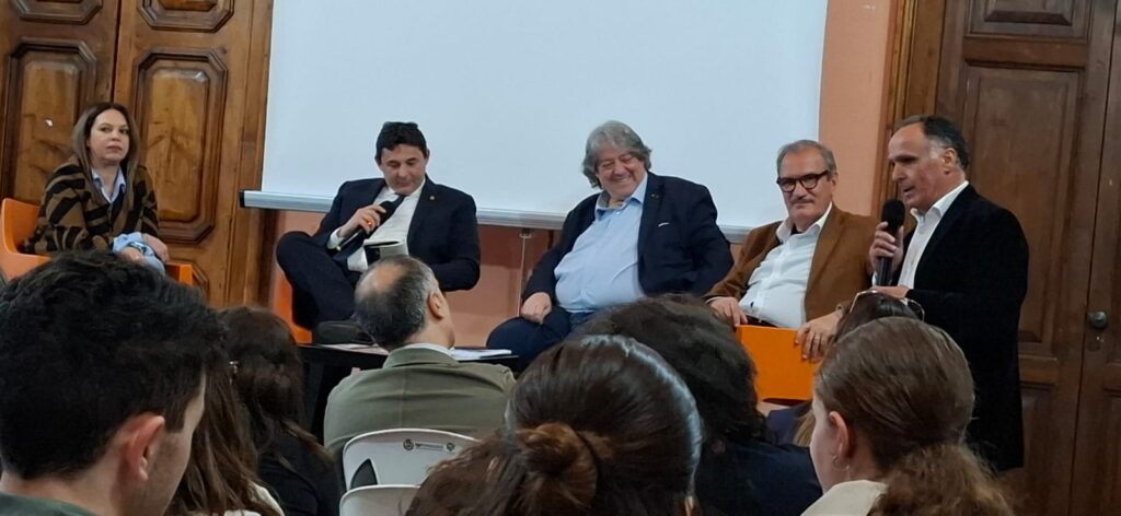Tonino Fortuna svela se stesso "Oltre le Apparenze" attraverso i suoi versi presentati a Palazzo Gagliardi 5 WhatsApp Image 2025 05 08 at 20.06.41