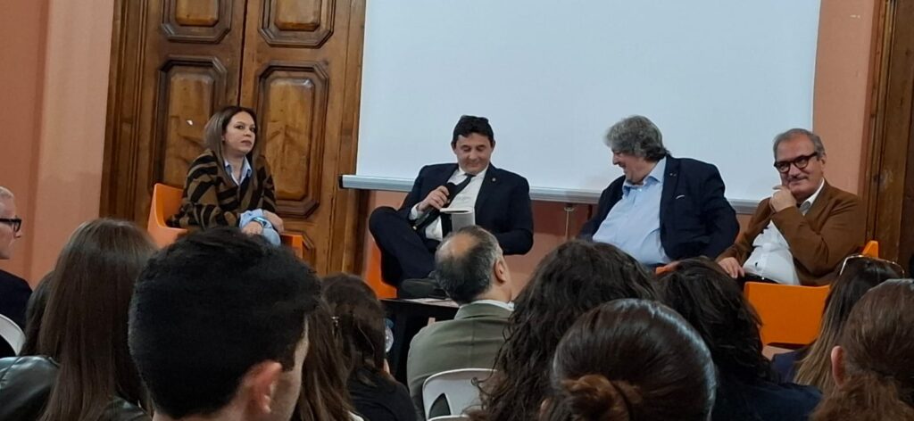 Tonino Fortuna svela se stesso "Oltre le Apparenze" attraverso i suoi versi presentati a Palazzo Gagliardi 3 WhatsApp Image 2025 05 08 at 20.06.42