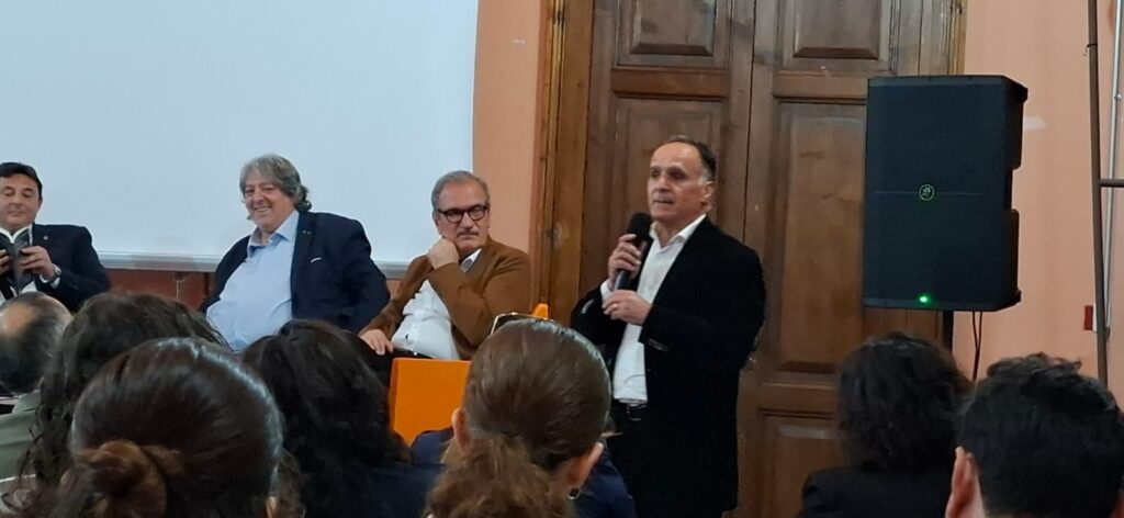 Tonino Fortuna svela se stesso "Oltre le Apparenze" attraverso i suoi versi presentati a Palazzo Gagliardi 7 WhatsApp Image 2025 05 08 at 20.06.43 1