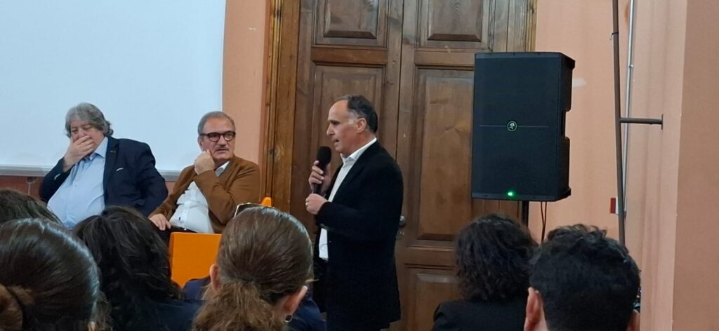 Tonino Fortuna svela se stesso "Oltre le Apparenze" attraverso i suoi versi presentati a Palazzo Gagliardi 6 WhatsApp Image 2025 05 08 at 20.06.43