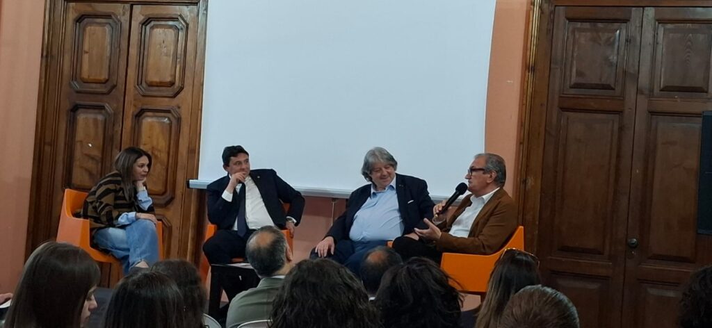 Tonino Fortuna svela se stesso "Oltre le Apparenze" attraverso i suoi versi presentati a Palazzo Gagliardi 8 WhatsApp Image 2025 05 09 at 23.37.12