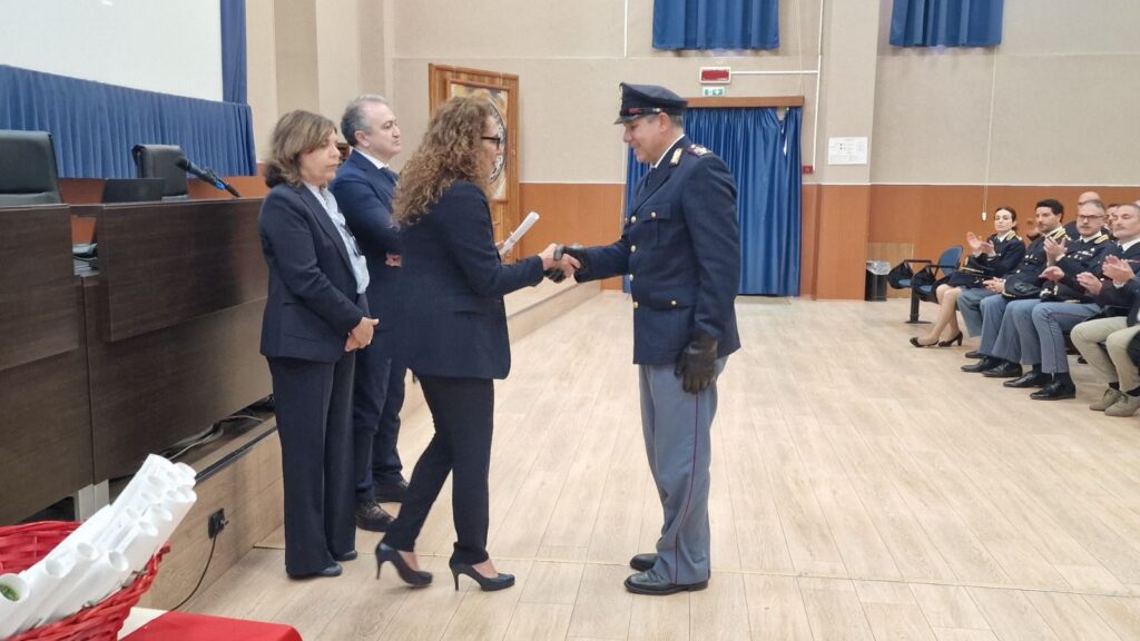 Alla Scuola di Polizia di Vibo Valentia consegnati i riconoscimenti a chi si è distinto sul lavoro 7 WhatsApp Image 2025 05 19 at 14.49.09 2