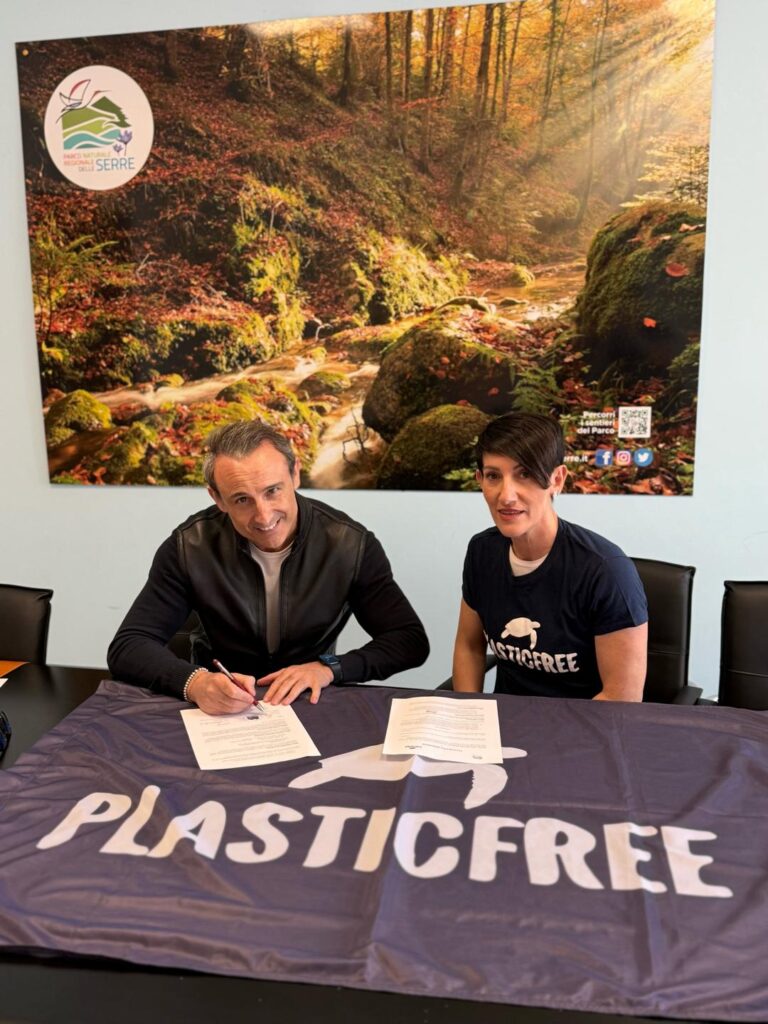 Firmato un Patto di Collaborazione tra il Parco Naturale Regionale delle Serre e l’associazione Plastic Free 4 WhatsApp Image 2025 05 23 at 11.47.13