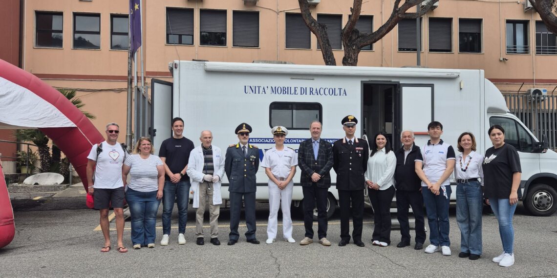 Uniformi nel donare: a Vibo Marina donne e uomini in divisa uniti per il dono del sangue