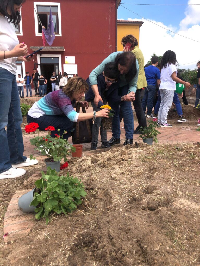 A Mileto la Giornata della legalità è stata celebrata con la piantumazione di fiori (FOTO) 4 WhatsApp Image 2025 05 26 at 13.28.56