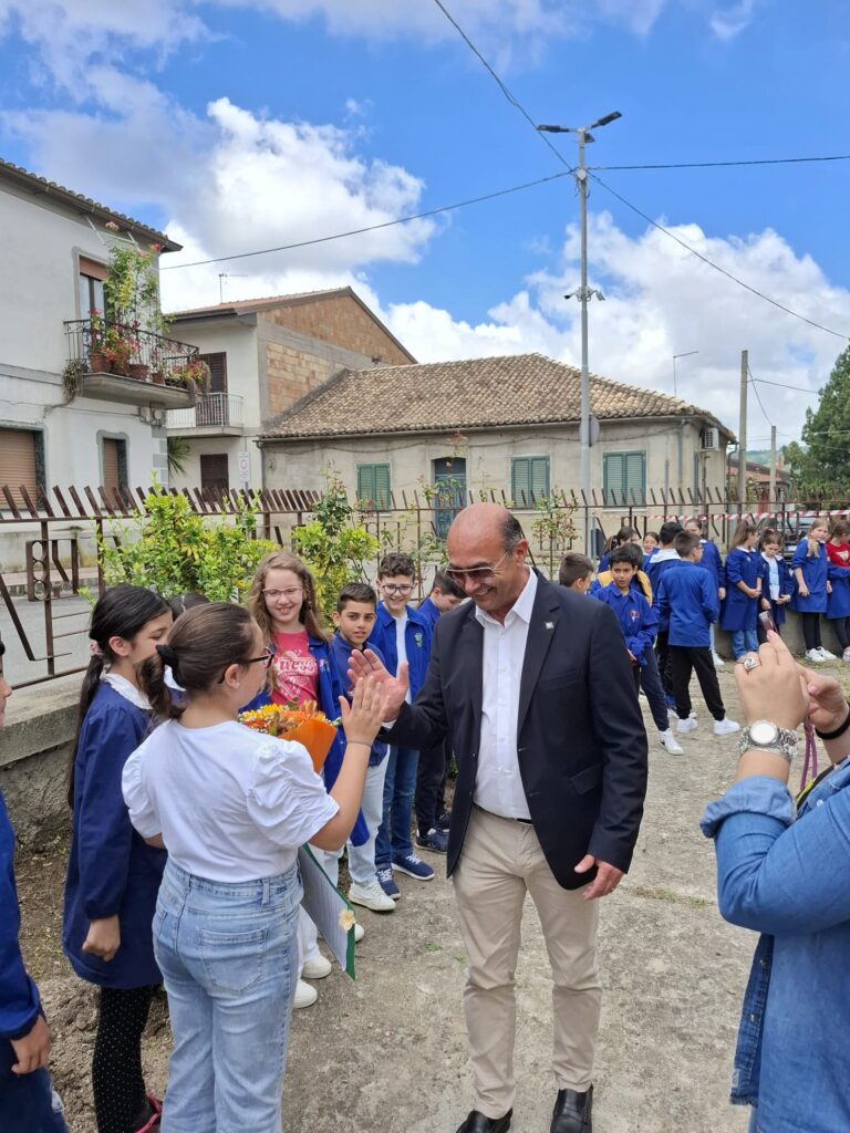 A Mileto la Giornata della legalità è stata celebrata con la piantumazione di fiori (FOTO) 2 WhatsApp Image 2025 05 26 at 13.28.58 1