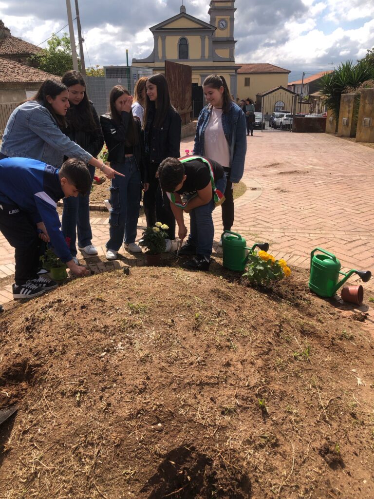 A Mileto la Giornata della legalità è stata celebrata con la piantumazione di fiori (FOTO) 17 WhatsApp Image 2025 05 26 at 13.28.59