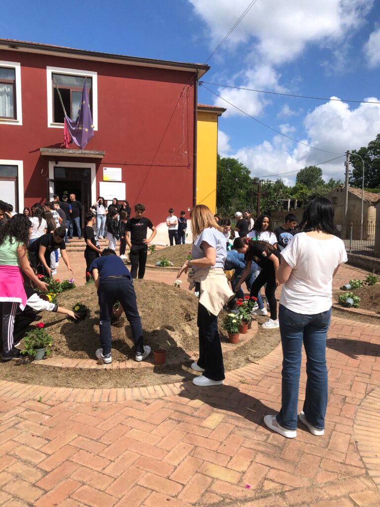 A Mileto la Giornata della legalità è stata celebrata con la piantumazione di fiori (FOTO) 15 WhatsApp Image 2025 05 26 at 13.29.00 1