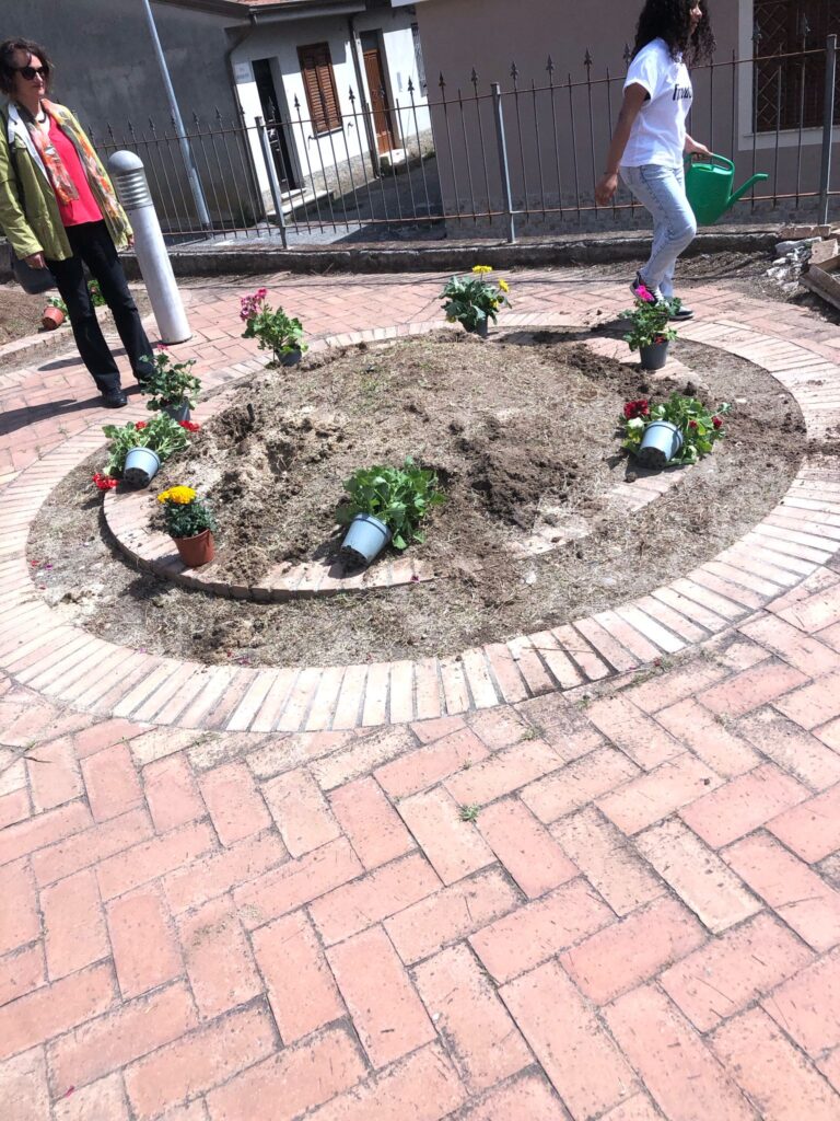 A Mileto la Giornata della legalità è stata celebrata con la piantumazione di fiori (FOTO) 16 WhatsApp Image 2025 05 26 at 13.29.00