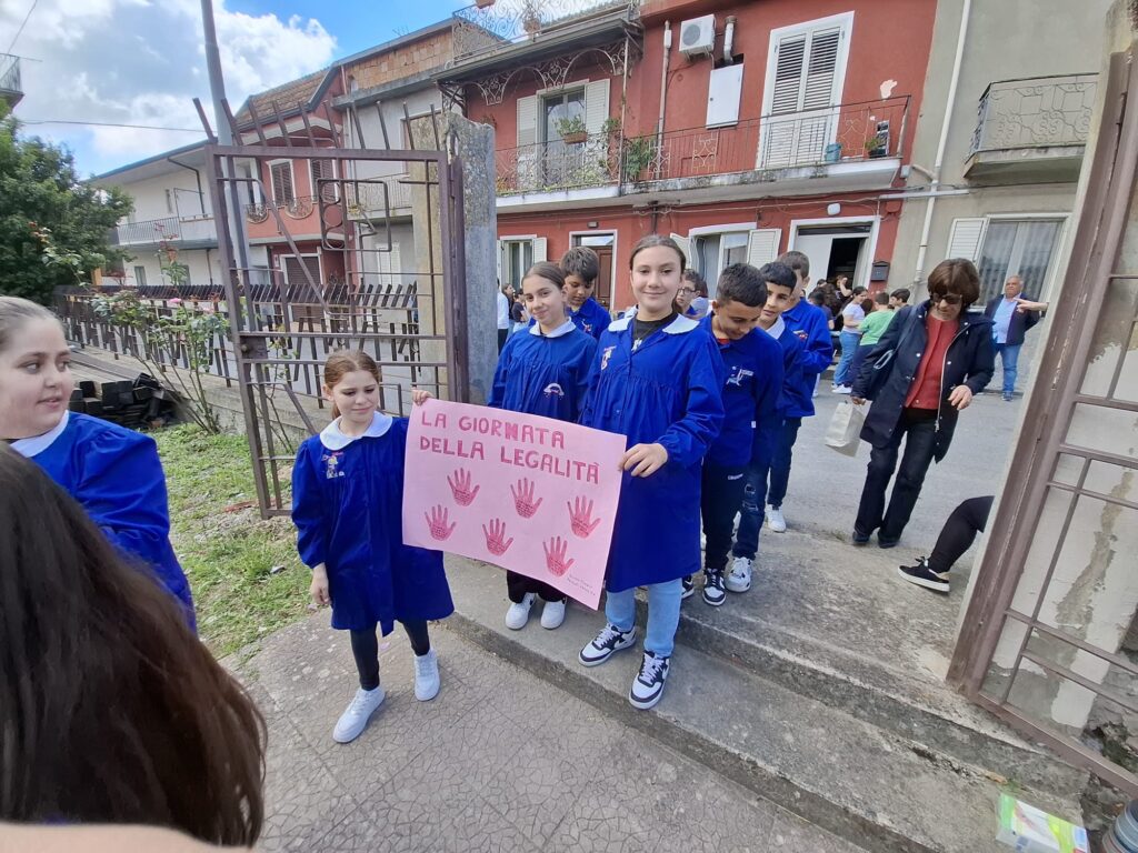 A Mileto la Giornata della legalità è stata celebrata con la piantumazione di fiori (FOTO) 11 WhatsApp Image 2025 05 26 at 13.29.01